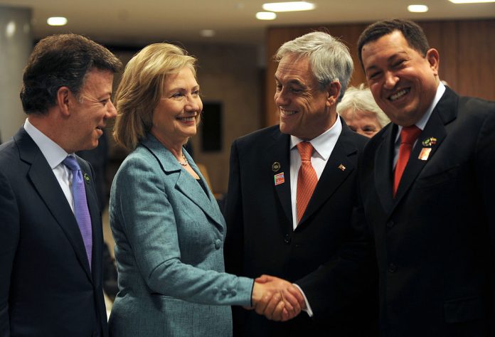 1024px-Santos_Clinton_Pinera_Chavez