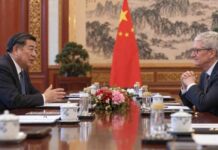 Apple’s Tim Cook and China’s He Lifeng Discuss Strengthening Economic Cooperation
